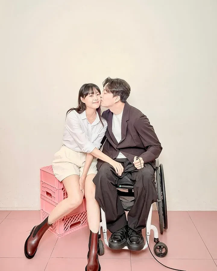 33岁女团成员官宣与残疾网红结婚，网友爆哭：韩剧都不敢这么拍...（组图） - 26