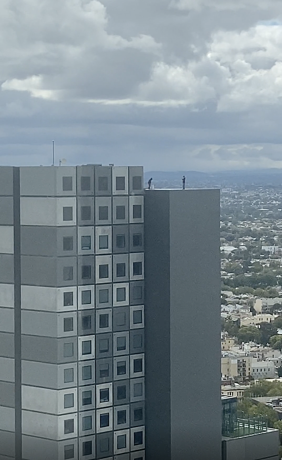 嫌命长！墨尔本CBD 40层高楼惊现这一幕，网友：看着就害怕！（组图） - 4