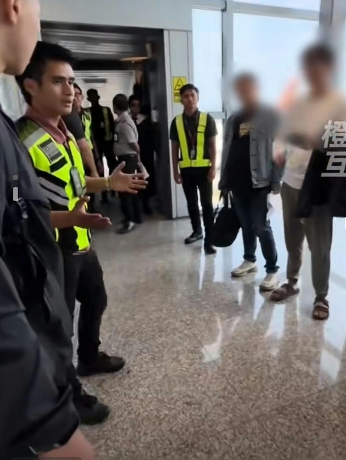旅客机上弄丢信用卡，马国警方只搜中国人，乘客：其他人直接放行（视频/组图） - 2