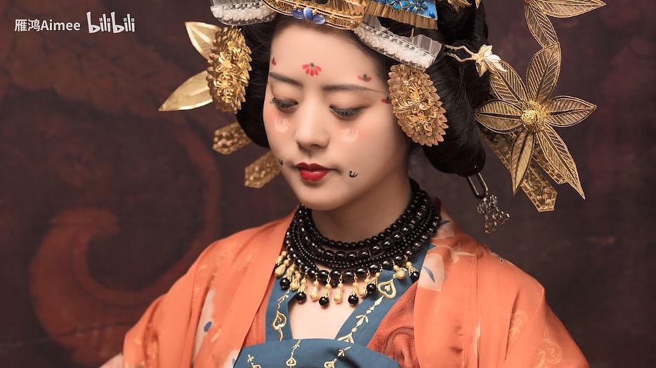 中国姑娘用泡面桶、易拉罐做首饰，登上米兰时装周！网友：她好像真的试图教会我们···（组图） - 39