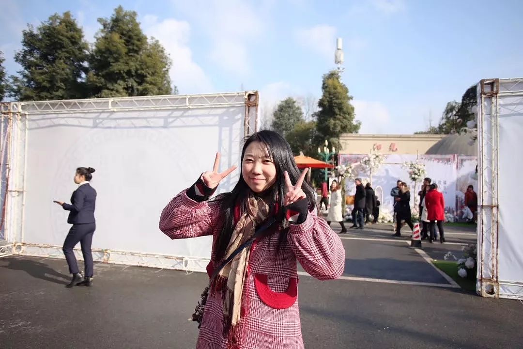 中国姑娘用泡面桶、易拉罐做首饰，登上米兰时装周！网友：她好像真的试图教会我们···（组图） - 7