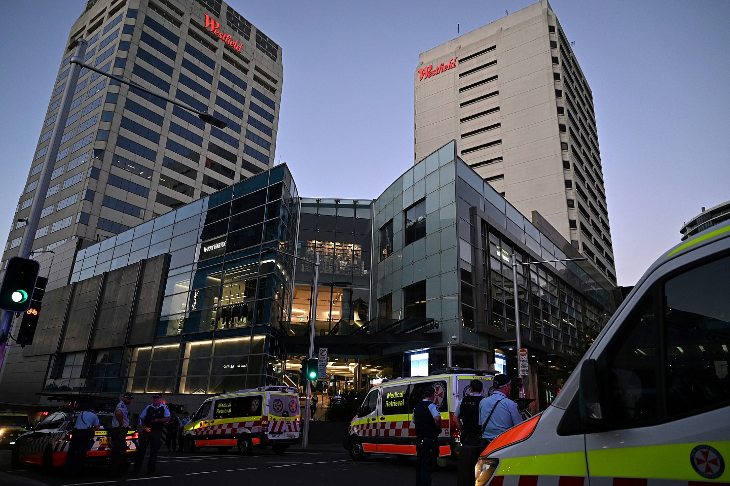 悉尼商场持刀袭击案：女警追踪＋单挑疑犯，面对面一枪毙命（组图） - 1
