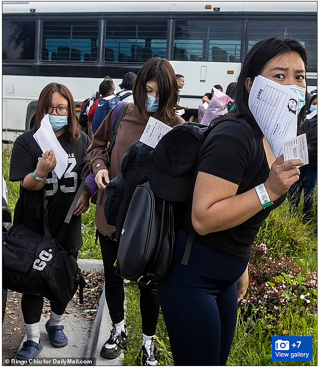 每天1000人偷渡，戴口罩的中国女走线客被拍照时，眼神恐慌..（组图） - 1