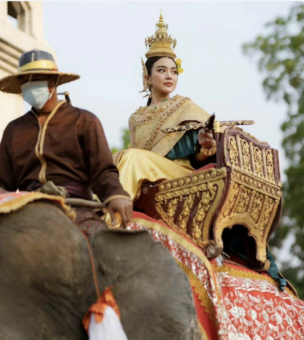 网友偶遇42岁冰冰：坐三蹦子泰国巡游，别人骑大象骑牛她坐三轮车（图） - 9