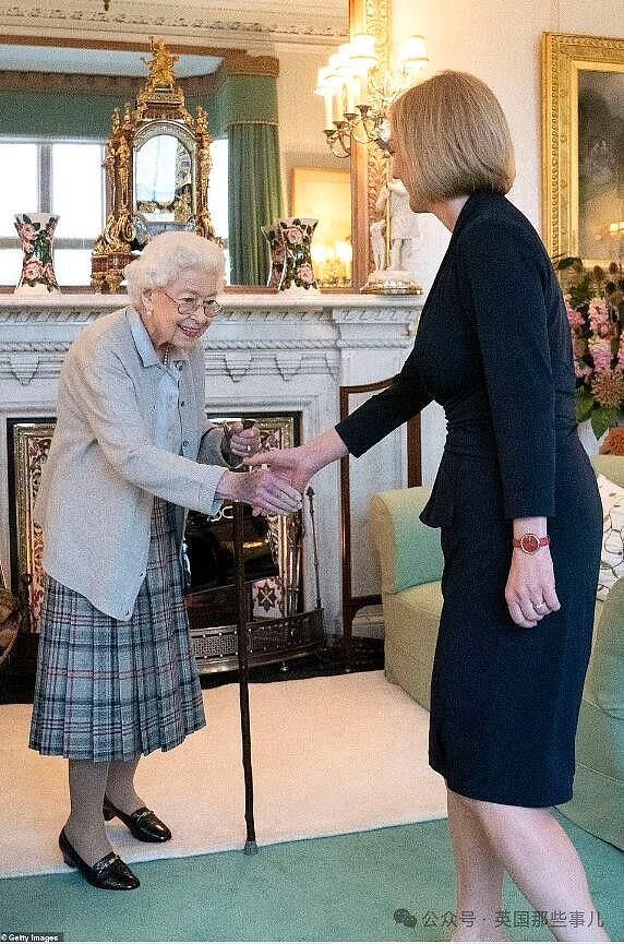 英国最短命首相自传，揭秘女王最后会面，疯狂吐槽唐宁街10号：没家具还有跳蚤！（组图） - 4