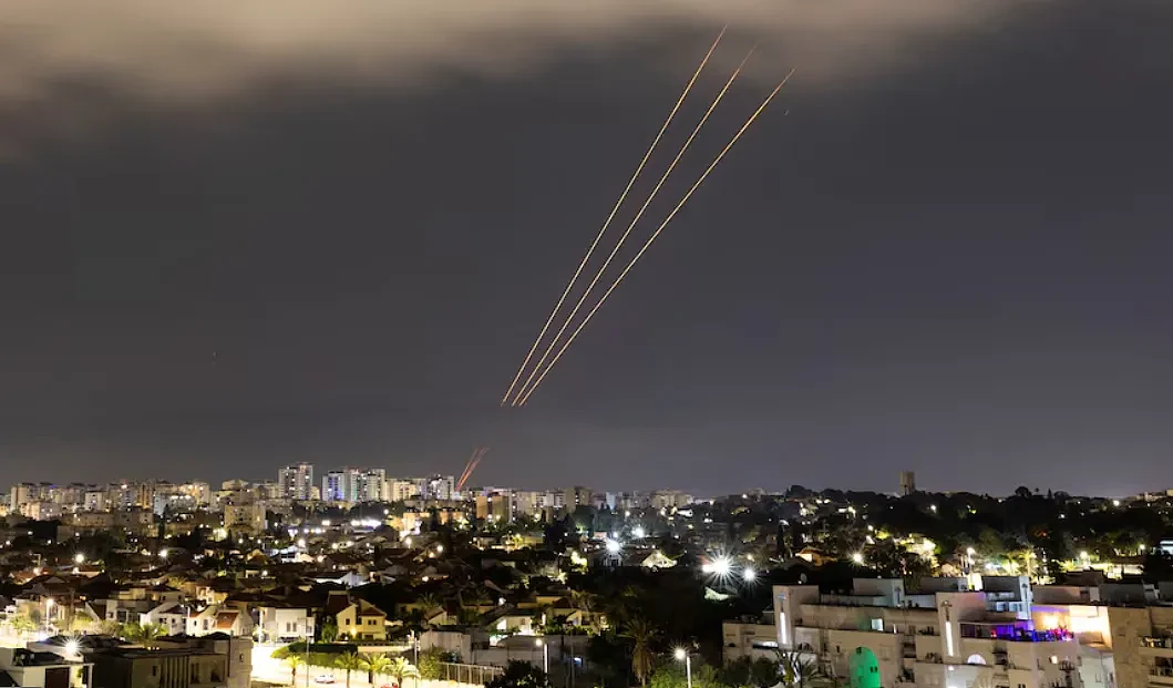 影片曝光！以色列“铁穹”系统发威，成功拦截伊朗200枚飞弹和无人机（视频/组图） - 1
