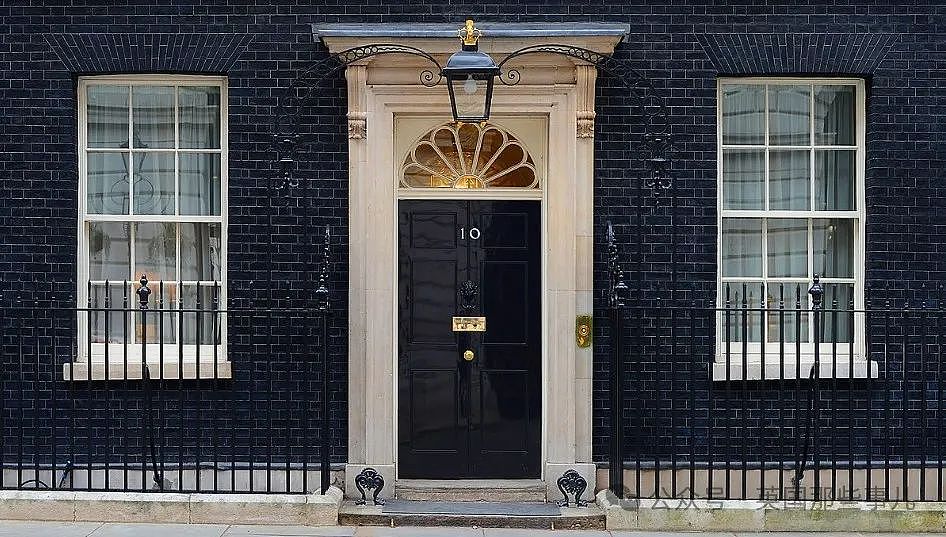 英国最短命首相自传，揭秘女王最后会面，疯狂吐槽唐宁街10号：没家具还有跳蚤！（组图） - 12