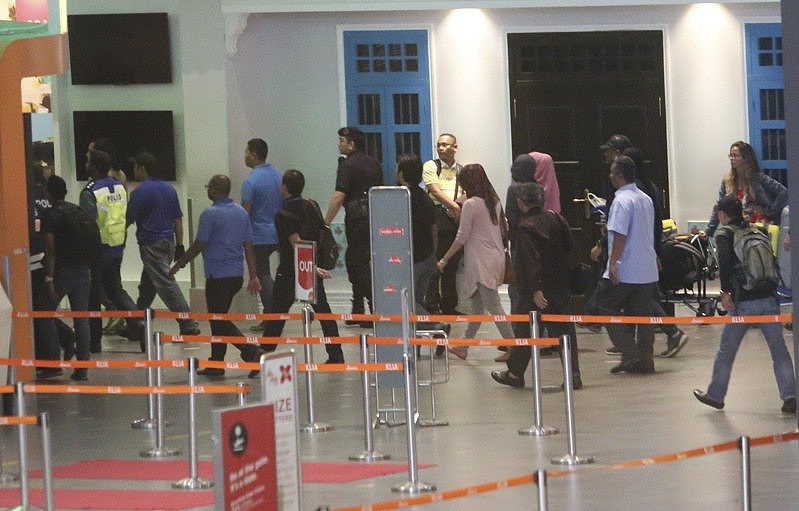吉隆坡机场公然开枪！马来西亚男持枪杀妻，1人中枪凶嫌在逃（图） - 1