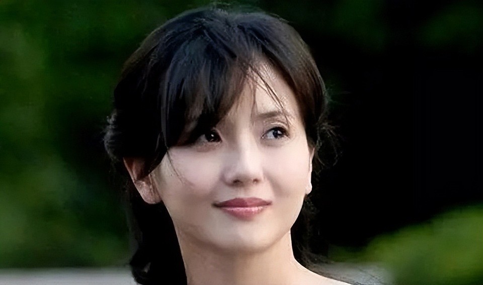 她被誉为“江南第一美人”，从不接吻戏，当红时嫁给初恋，恩爱35年0绯闻（组图） - 1