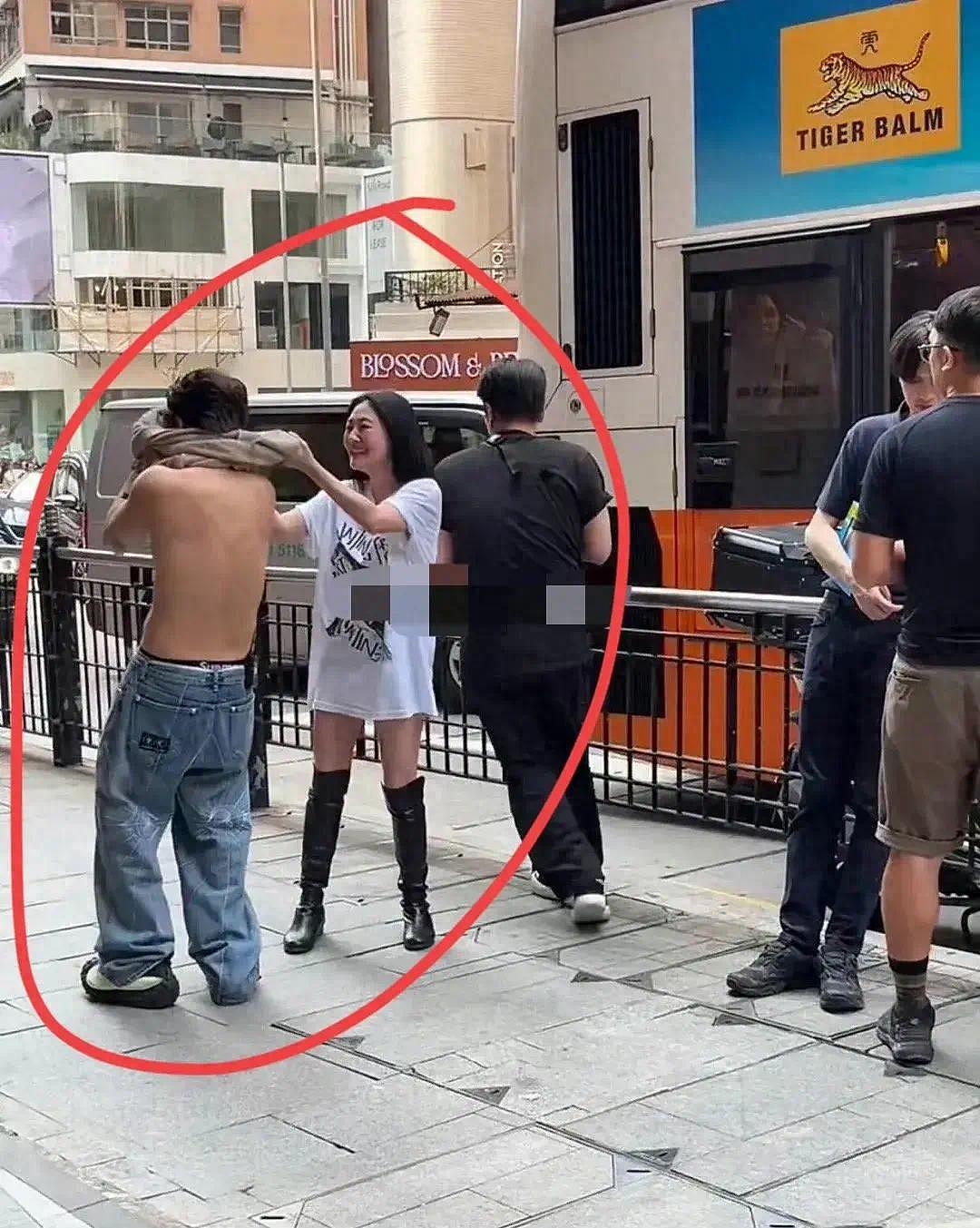 太掉价！小S在香港街头扒男主持的衣服，令其赤裸上身，周围嘉宾起哄大叫（组图） - 1