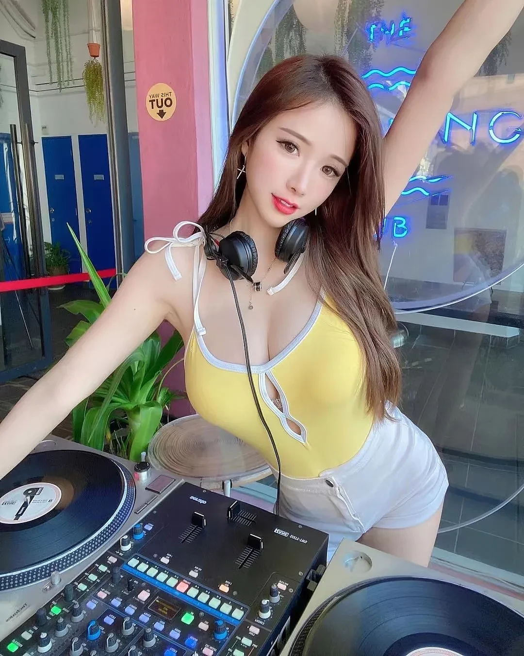 【美女】身材比SODA还火辣的性感DJ，网友：求求憋跳了，把我晃得神魂颠倒（组图） - 1