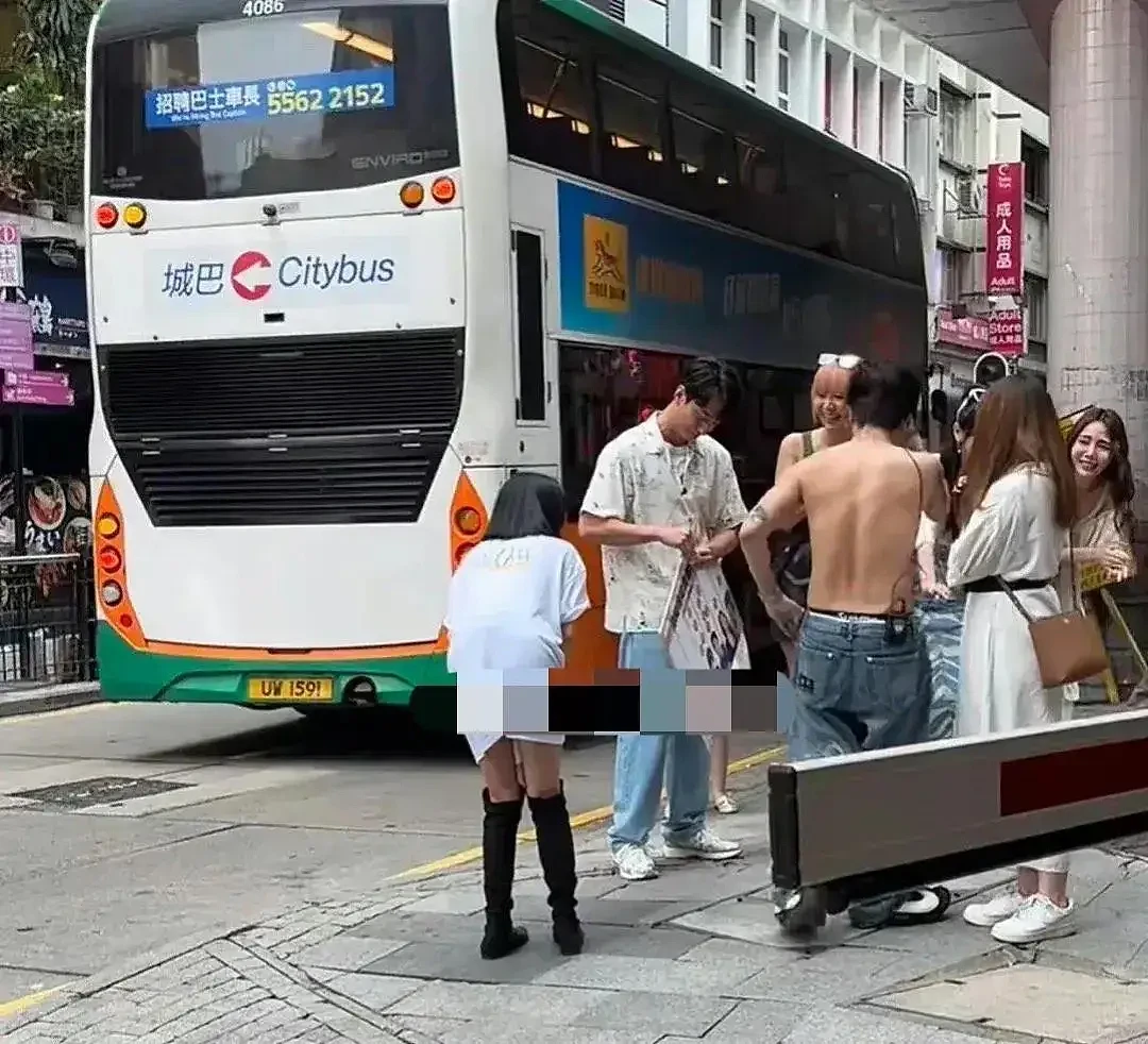 太掉价！小S在香港街头扒男主持的衣服，令其赤裸上身，周围嘉宾起哄大叫（组图） - 3