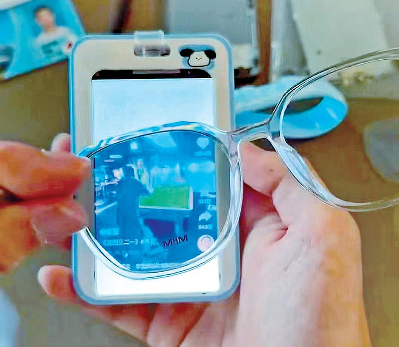 iPhone改装“饭卡手机”风靡中国校园，戴专用眼镜才能看（视频/组图） - 1