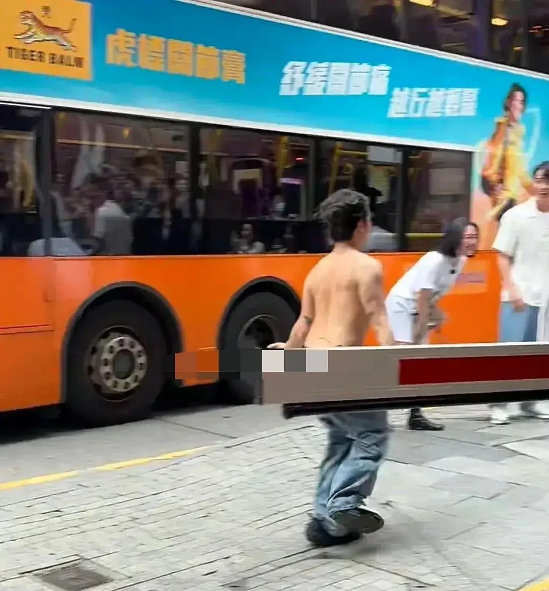 太掉价！小S在香港街头扒男主持的衣服，令其赤裸上身，周围嘉宾起哄大叫（组图） - 4