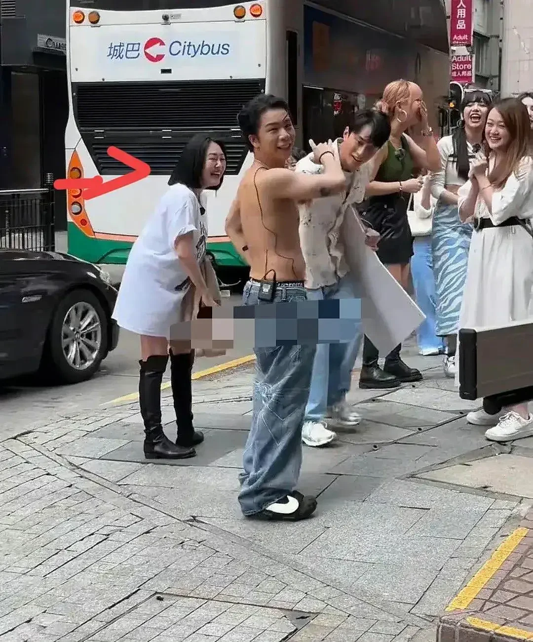 太掉价！小S在香港街头扒男主持的衣服，令其赤裸上身，周围嘉宾起哄大叫（组图） - 2