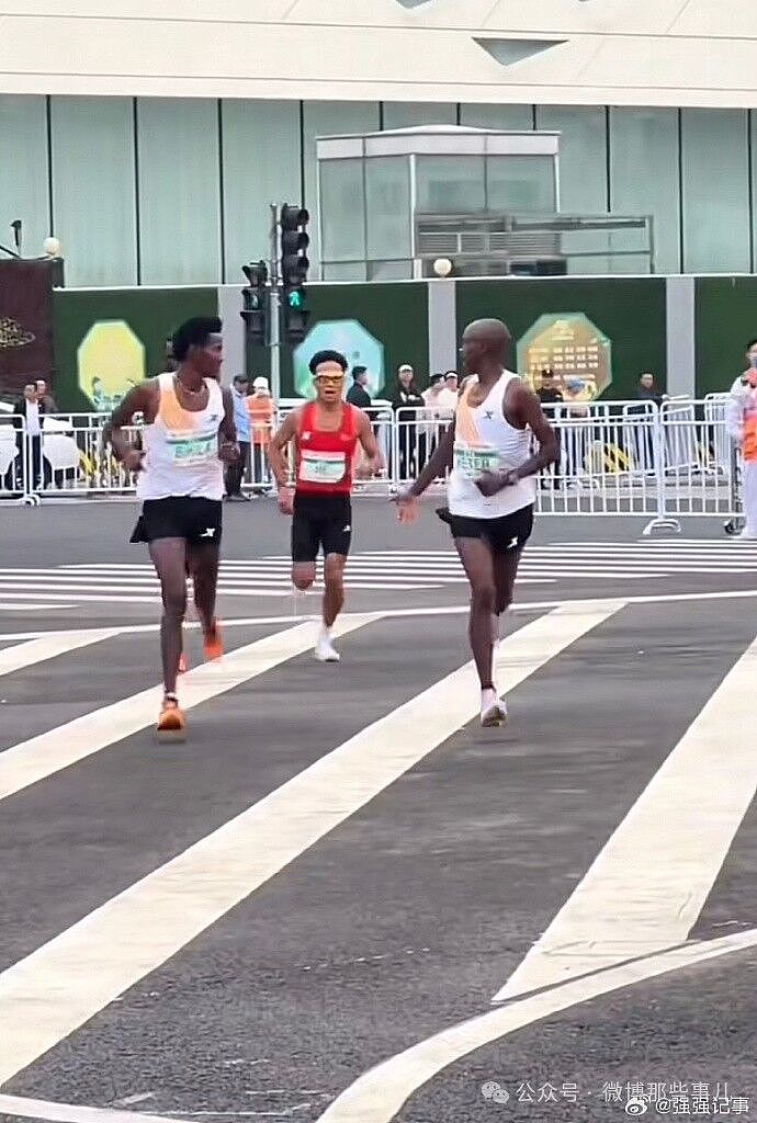 北京马拉松冠军造假太明显了，三名黑人就差抬着他得冠军了（组图） - 3