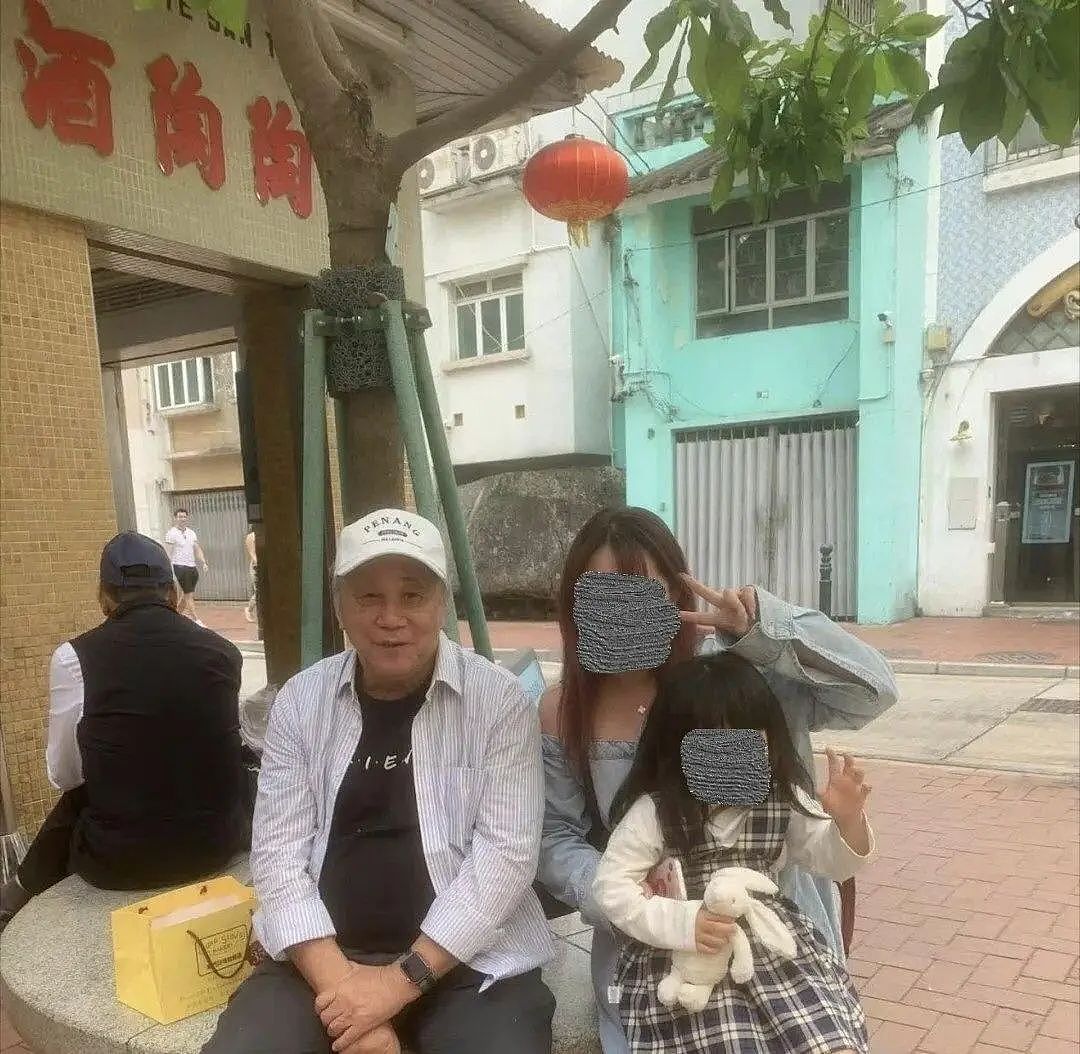 好久不见！TVB最年长视帝澳门被偶遇，78岁状态回春，坐路边被指太低调（组图） - 2