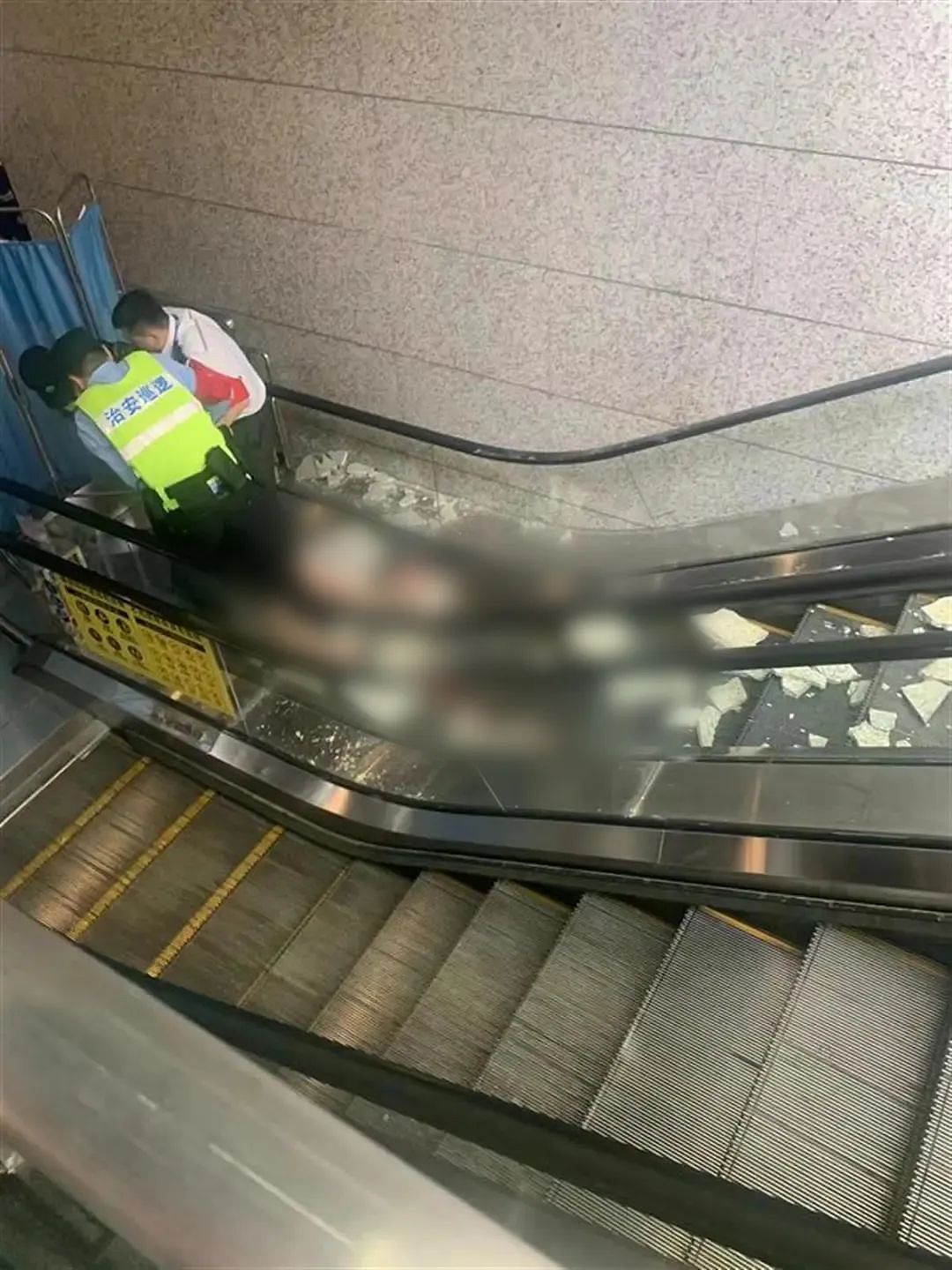 天降横祸！怀胎7月孕妇被重庆地铁站墙砖砸伤进ICU，胎儿未保住，责任方不明（组图） - 1