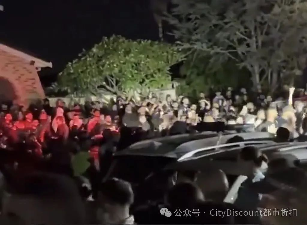 多辆警车被砸，“把那XX交给我们处理”，主教在直播时被行刺，澳洲昨天发生2000人暴乱恐袭事件，总理召开紧急会议（组图） - 9