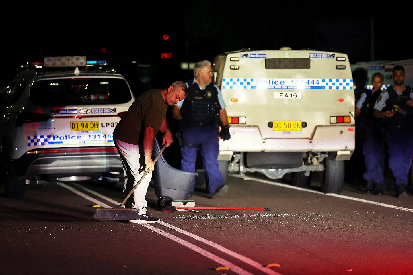 悉尼教堂袭击案拘15岁疑犯，警方定性恐袭，群众围堵声讨爆冲突（组图） - 7