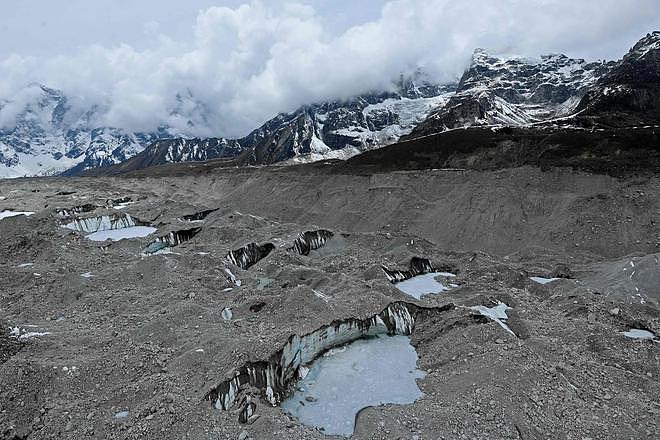 复旦研究生珠峰地区登山死亡，生前所购保险公司拒救援（组图） - 3