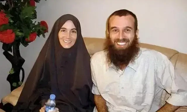 与澳籍男友在索马里被绑，美女记者惨遭轮奸囚禁460天！后来她怎么样了？（组图） - 3