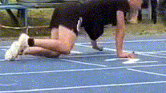 男生800米体考粉碎性骨折，边哭边爬到终点，媒体：深受感动（视频/组图） - 11
