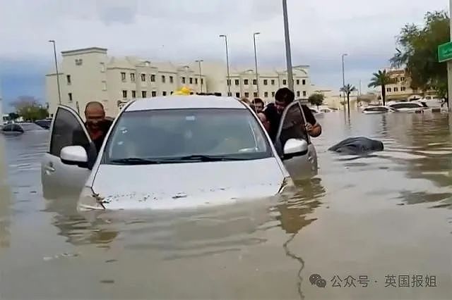 迪拜突发罕见大洪水，沙漠变汪洋！一天下完一年的雨，民众划橡皮艇逃难？（组图） - 29