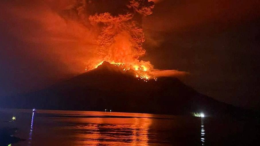 印尼火山爆发！恐引海啸万人撤离，多个航班取消，熔岩闪电交织震撼画面曝光（视频/组图） - 1