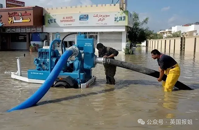迪拜突发罕见大洪水，沙漠变汪洋！一天下完一年的雨，民众划橡皮艇逃难？（组图） - 33