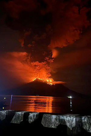 印尼火山爆发！恐引海啸万人撤离，多个航班取消，熔岩闪电交织震撼画面曝光（视频/组图） - 5