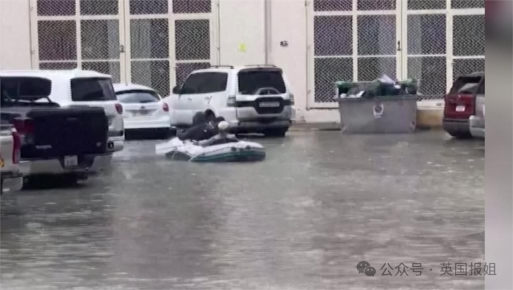 迪拜突发罕见大洪水，沙漠变汪洋！一天下完一年的雨，民众划橡皮艇逃难？（组图） - 9