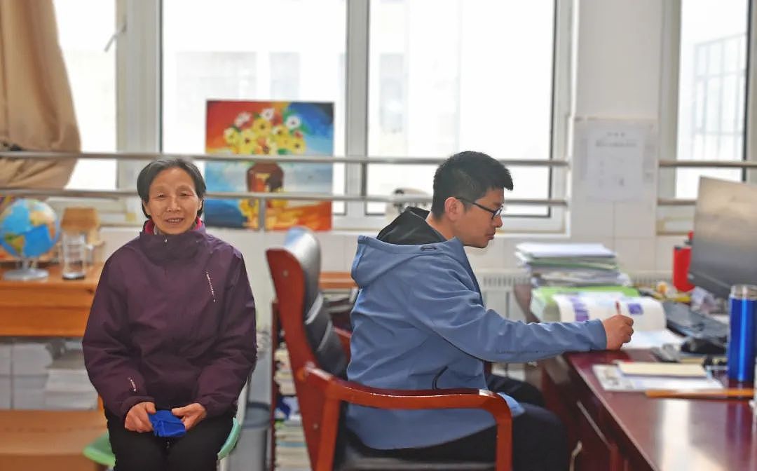 济南中学老师带着阿尔兹海默症妈妈上班：我很知足无需泪目（组图） - 1