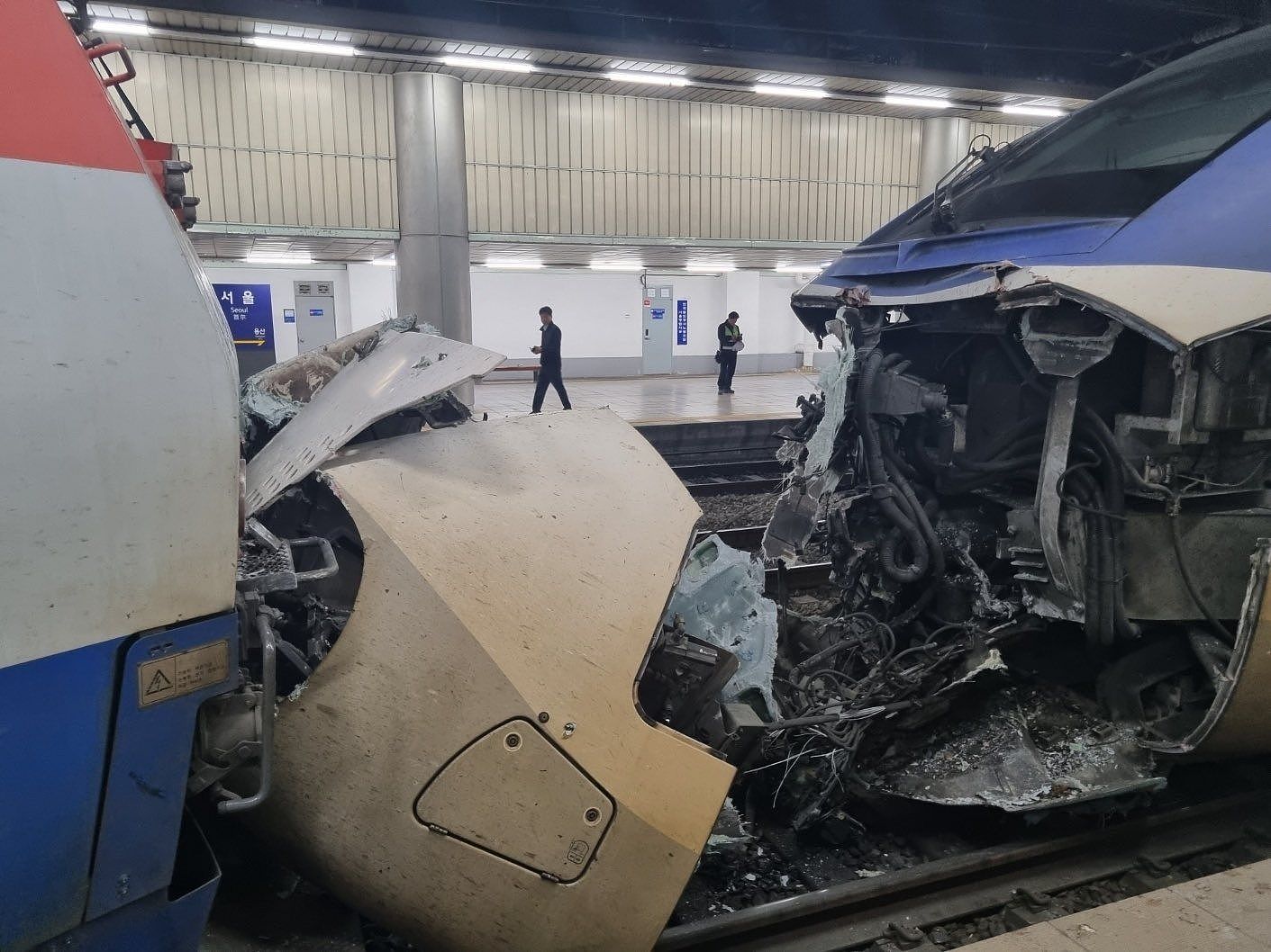 韩国首尔车站列车追撞出轨，KTX车头严重毁损！凄惨画面曝光（图） - 1