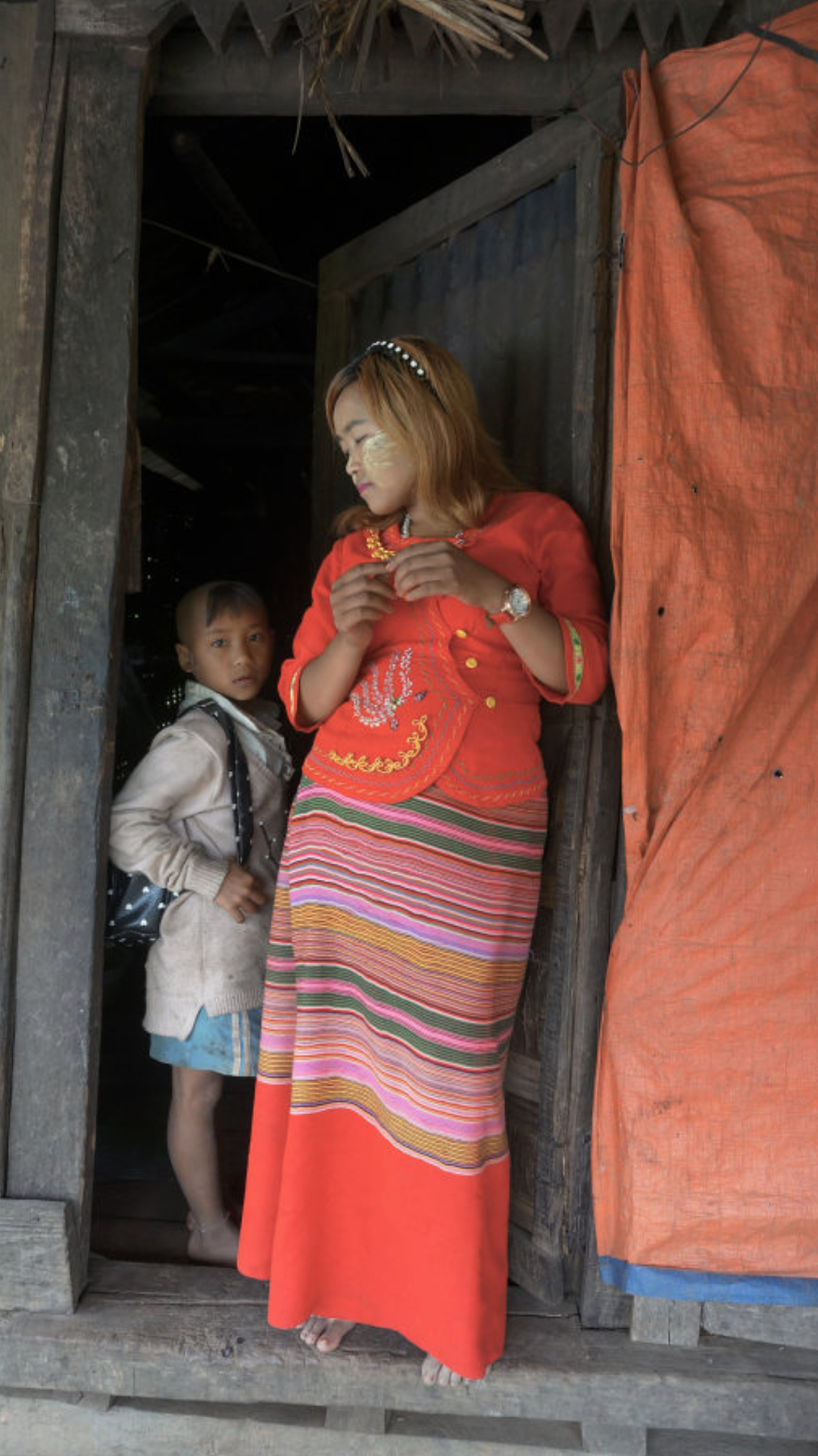 在山东农村，花3000元买缅甸新娘，她却只知道大把花钱（组图） - 1