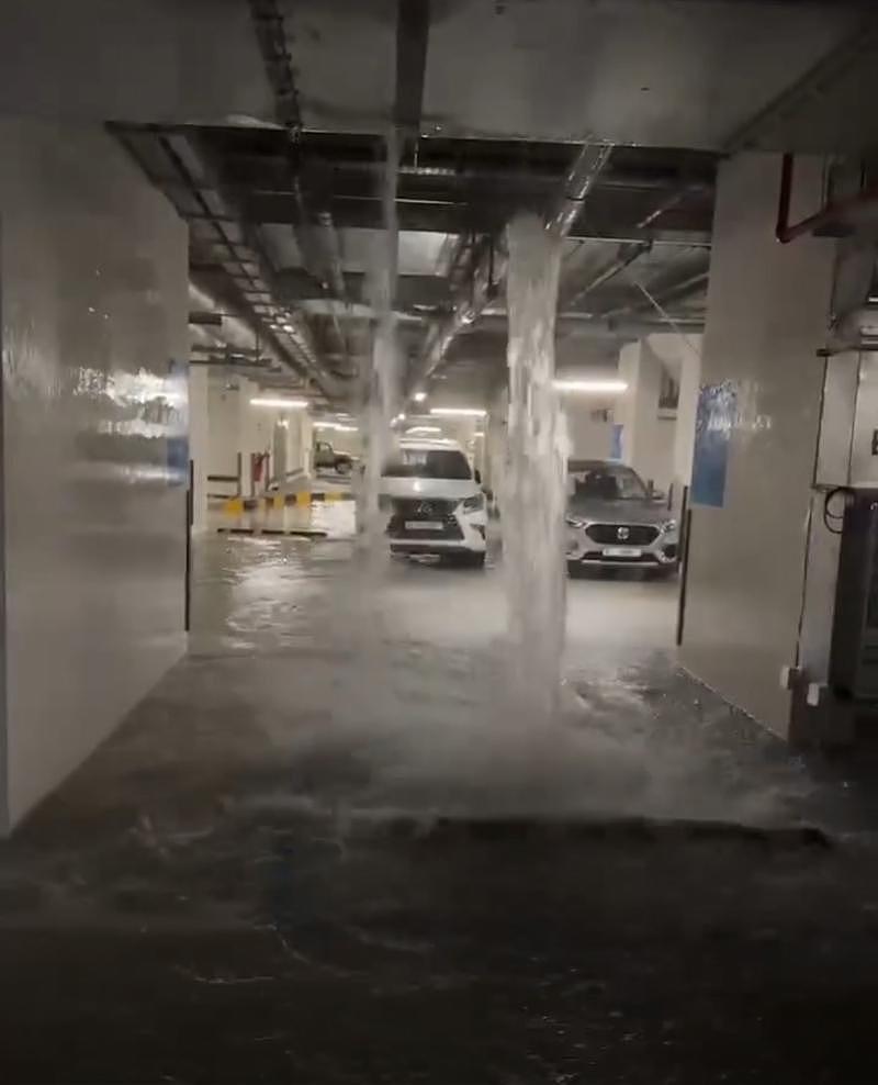 中国人亲历迪拜暴雨：酒店厨房被淹，多地交通陷瘫痪（组图） - 2