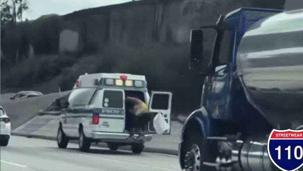 洛杉矶高速路惊魂时刻，女子从救护车跳下逃跑（视频/图） - 1