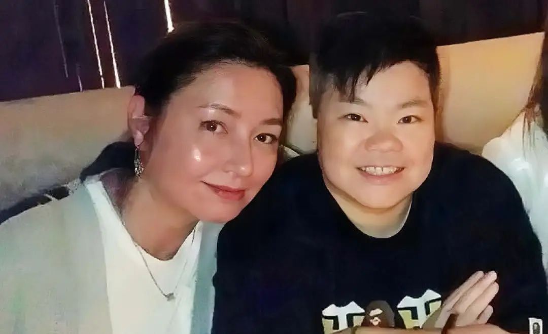 一路走好！香港女星举行设灵仪式，患食道癌突然离世，同性爱人在现场哭红鼻子（组图） - 6