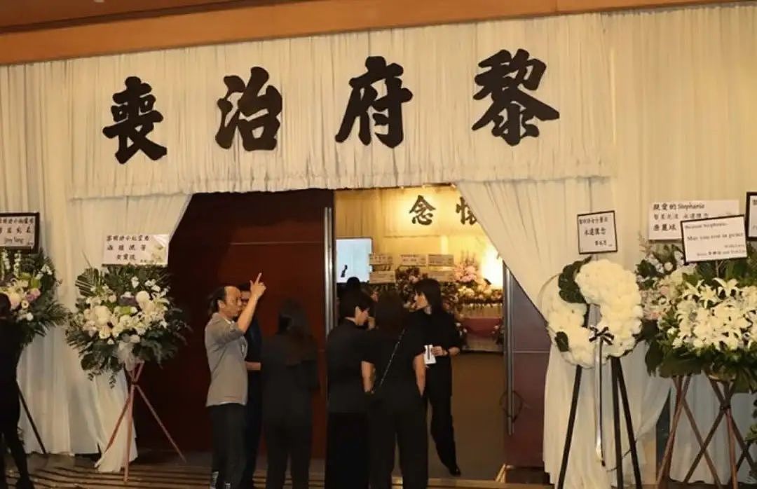 一路走好！香港女星举行设灵仪式，患食道癌突然离世，同性爱人在现场哭红鼻子（组图） - 2