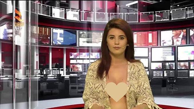 半裸！阿尔巴尼亚电视台女主播惹争议，西装内“露乳”出镜（组图） - 6