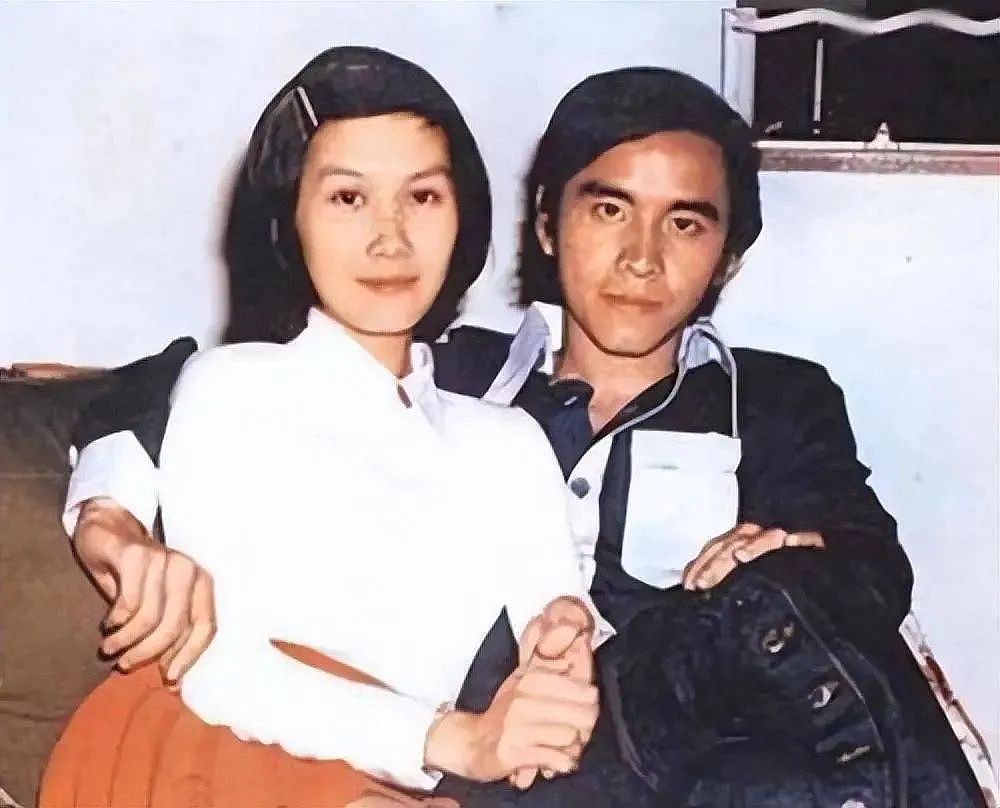 【情感】香港第一位影帝：年少风流红透半边天，27岁娶了初恋，爱妻如命50年，76岁仍当众示爱（组图） - 25