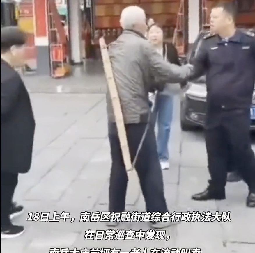 白发老人街头摆摊被劝离，当街向城管下跪，网民反应两极（视频/组图） - 2