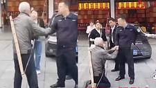 白发老人街头摆摊被劝离，当街向城管下跪，网民反应两极（视频/组图）