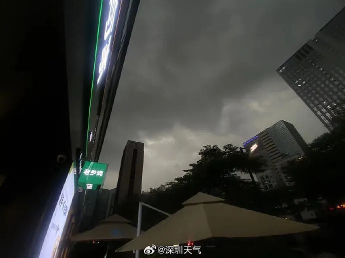 天空瞬间变黑，深圳全市进入暴雨防御状态，地铁拿桶接水！广州三防办预警：预计暴雨、大暴雨还将继续（组图） - 5