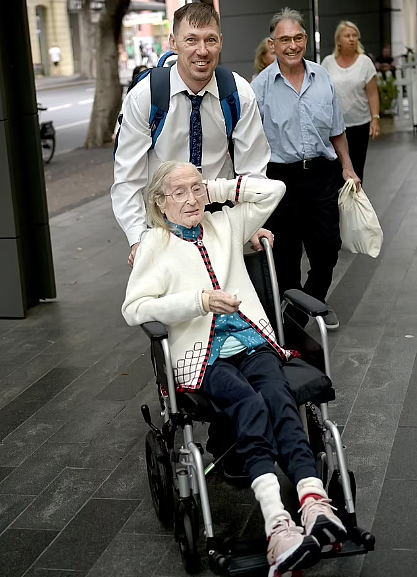 56岁年龄差！104岁澳洲“祖母级女友”去世，律师悲痛：我们真心相爱（组图） - 4