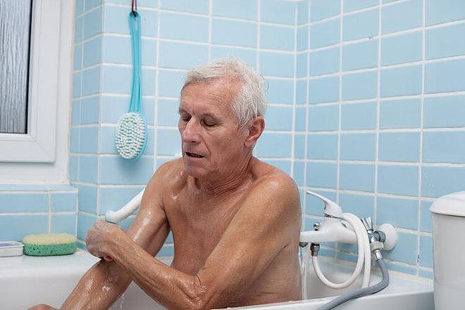 【健康】67岁男子深夜脑梗瘫痪，再次提醒：中老年人晚饭后，要少做3件事（组图） - 5