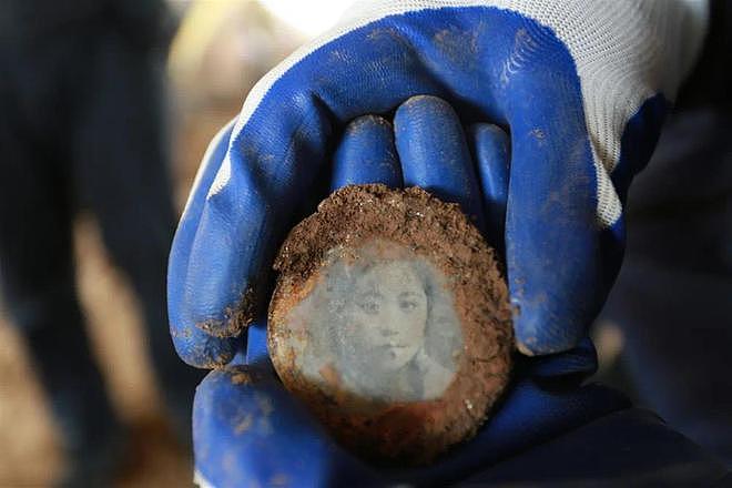河北一烈士墓发现埋藏82年的女子照片，被烈士紧握手中...（视频/组图） - 1