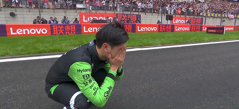 F1中国大奖赛：维斯塔潘夺冠！周冠宇第14名完成主场首秀赛后激动落泪（视频/组图） - 3