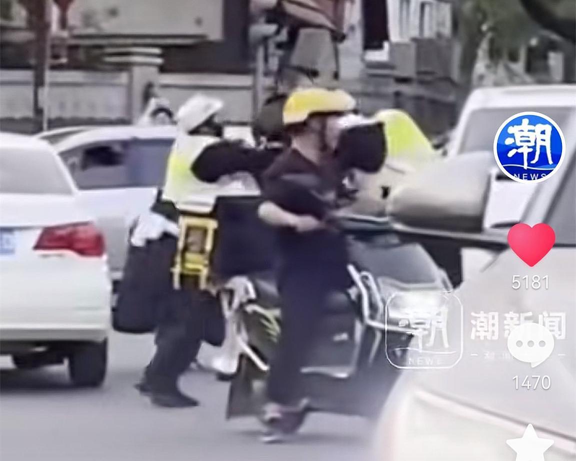 天津两名交警当街互殴，装备都甩飞了，评论区沦陷（组图） - 5