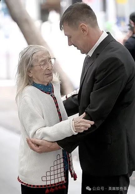 48岁男子爱上104岁继奶奶，想为真爱移民澳洲没等到，奶奶先过世了...（组图） - 1